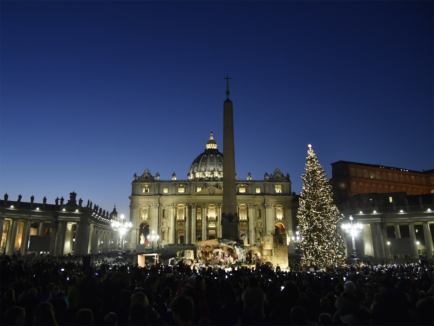 Inaugurati in Piazza San Pietro a Roma l’albero di Natale e il presepe Inaugurati in Piazza San Pietro a Roma l’albero di Natale e il presepe