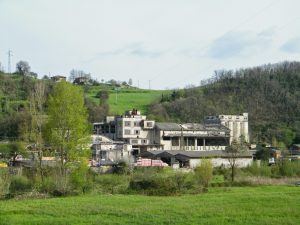 Facciata della ex fabbrica Cementi in porta Fiorentina a Pontremoli