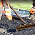 Alcuni operai al lavoro per l'asfaltatura delle strade