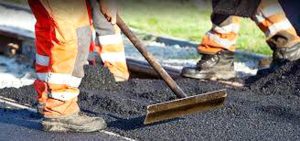 Alcuni operai al lavoro per l'asfaltatura delle strade