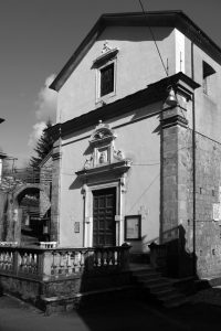 La facciata della chiesa parrocchiale fivizzanese di San Terenzo Monti