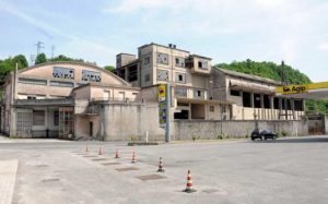La struttura fatiscente della ex Cementi in zona porta fiorentina a Pontremoli