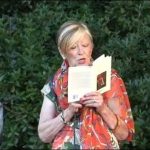 La poetessa Anna Magnavacca mentre legge alcuni suoi versi