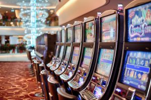 Una sala giochi con alcune slot machine