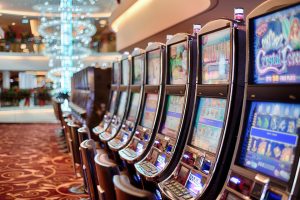 Una sala giochi con alcune slot machine