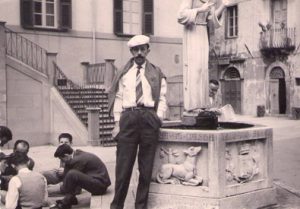 Bruno Necchi in piazza del Duomo a Pontremoli