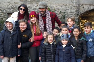 Gigi Buffon e Ilaria D'Amico a Filetto in una foto di gruppo assieme ad alcuni giovani ammiratori