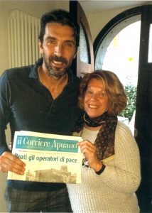 Gigi Buffon, assieme alla nostra redattrice Ivana Fornesi, mostra la testata del nostro settimanale