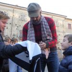 Gigi Buffon a Filetto mentre firma autografi ad alcuni giovani ammiratori