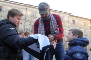 Gigi Buffon a Filetto mentre firma autografi ad alcuni giovani ammiratori