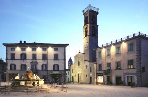 Fivizzano, piazza Medicea di notte