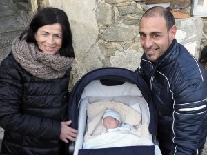 Bagnone - La felicità di Papà Matteo Mariani con Nicolò e Mamma Sonia Orsi appena arrivati a Canneto dal NOA