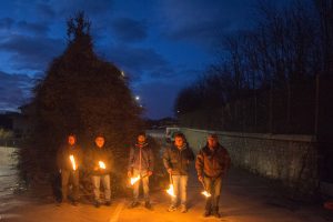 I fuochisti di Filattiera si accingono a dar fuoco al falò