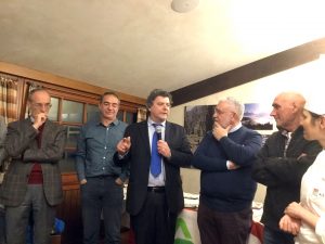 Concorso farina castagne al Passo del Cerreto: un momento del dibattito prima della premiazione