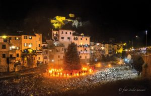 L’accensione del Falò di SanNicolò del 2016 (Foto Studio Massari); l’appuntamento si rinnova il 17 gennaio sul Magra.