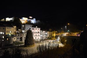 La pira preparata dai fuochisti di San Nicolò al centro del greto della Magra attende di essere accesa