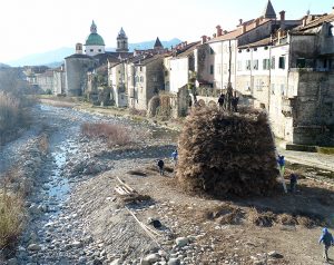 Foto d'archivio della preparazione del falò di San Nicolò del 2016