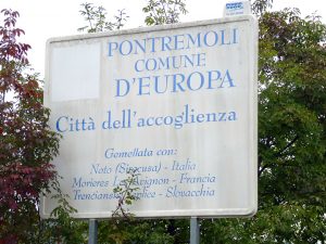 Il cartello di Pontremoli "città dell'accoglienza"