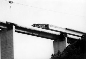 Estate 1975: a nord di Pontremoli si lavora per ultimare anche la seconda corsia del viadotto Rio Verde, ma l’autostrada è comunque già aperta