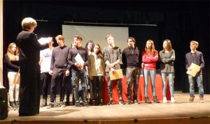Il Sindaco consegna copia della Costituzione Italiana ad un gruppo di neo diciottenni pontremolesi