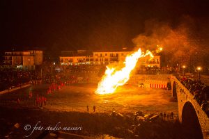 Disturbato dal vento e contrastato dalla pioggia, brucia il falò di San Geminiano nel greto del Verde (Foto Massari)
