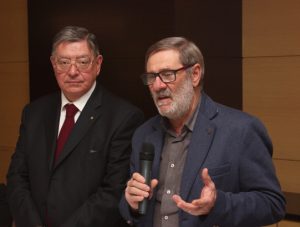 Il saluto del sindaco di Bagnone, Carletto Marconi, con il presidente degli Amici del Campanone, Claudio Caldi