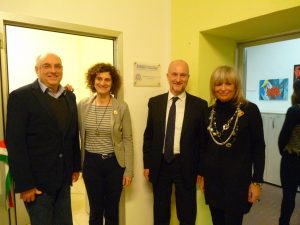 Davanti alla stanza dei colloqui da sinistra: Mario Abrate, Antonella Piccini, Antonio Pappalardo e Anna Edy Pacini