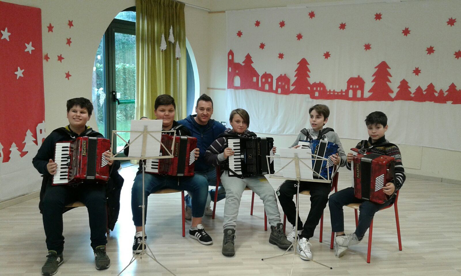 Ad Arpiola: ragazzi impegnati nello studio della fisarmonica Ad Arpiola: ragazzi impegnati nello studio della fisarmonica