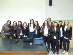 Sindaco Baracchini e assessore Cavellini assieme ad alcuni studenti del Belmesseri