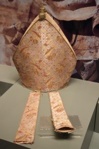 La mitria appartenente a San Ceccardo vescovo, patrono di Carrara, esposta al Museo Diocesano di Pontremoli.