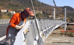 Ultimi ritocchi al nuovo ponte sul Magra a Stadano (Foto Massimo Pasquali)