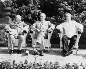 Il primo ministro inglese Churchill, il presidente USA Truman e il presidente dell'URSS Stalin posano per la foto ufficiale alla conferenza di Potsdam all'inizio dell'estate del 1945