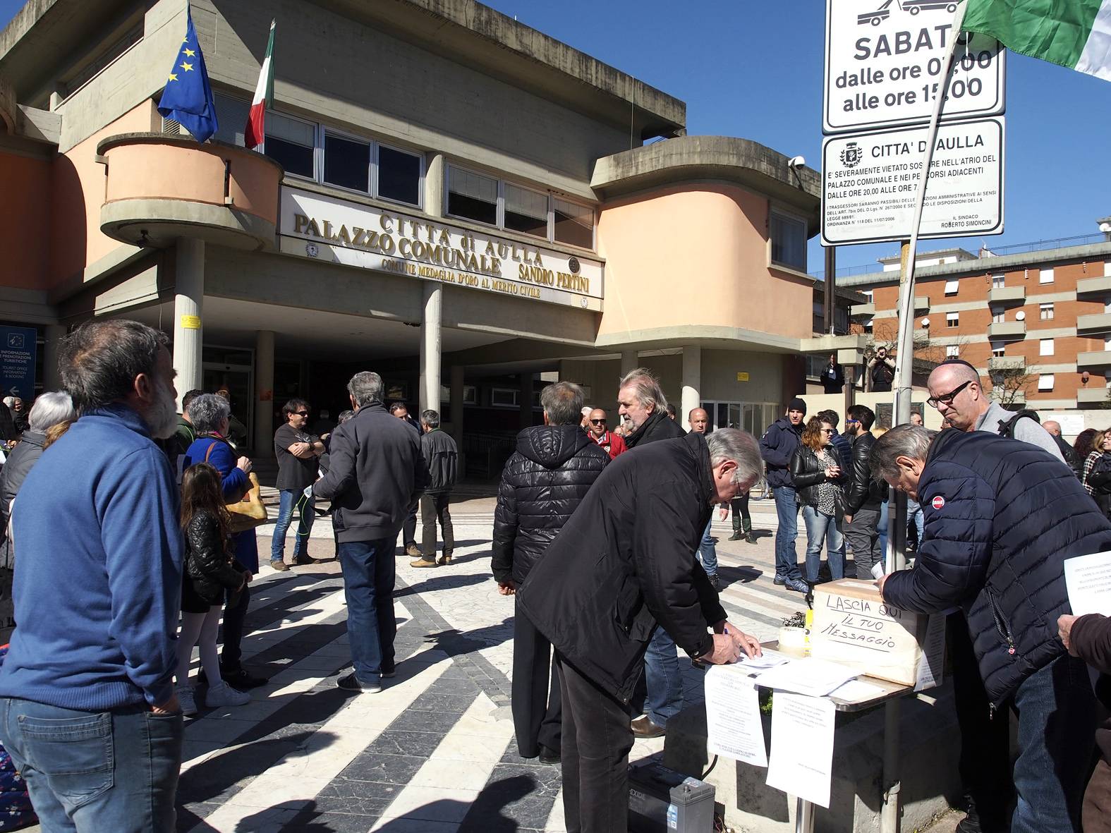 Cittadini e autorità esprimono vicinanza ai Carabinieri