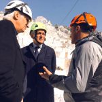 Il presidente Enrico Rossi durante la sua visita alle cave di marmo delle Apuane