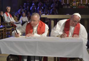 Ottobre 2016: il vescovo luterano Munib A. Younan firma con papa Francesco la dichiarazione comune a Lund