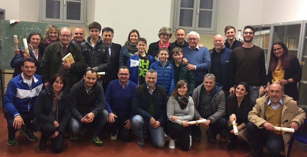 Foto di gruppo con i corsisti assieme al sindaco, Lucia Baracchini, l'assessore Clara cavallini ed il maestro di dialetto Luciano Bertocchi