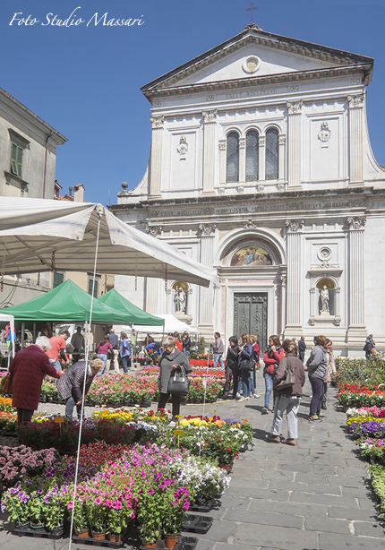 Per due giorni  Pontremoli verrà sommersa  dai colori del  “Bancarelfiore”