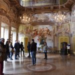 Il suggestivo salone d'ingresso a Villa Dosi