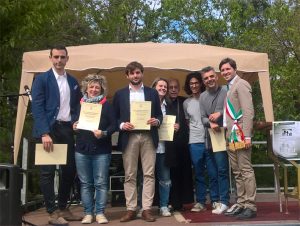 Alla presenza del sindaco di Terzana, Matteo Mastrini, il vescovo Giovannni consegna degli attestati agli studenti della Scuola diocesana di formazione all’impegno socio-politico
