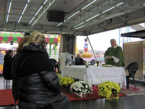 Perugia, 31 ottobre 2012: mons. Gualtiero Bassetti, arcivescovo di Perugia-Città della Pieve, celebra la messa al Luna park