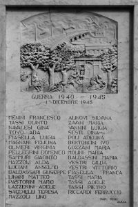 La lapide che ricorda le 33 vittime del bombardamento del 1 dicembre 1943 alla Filanda di Aulla.