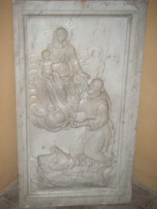 Il bassorilievo in marmo trafugato nel maggio del 2017, dalla chiesa di San Caprasio in Aulla 