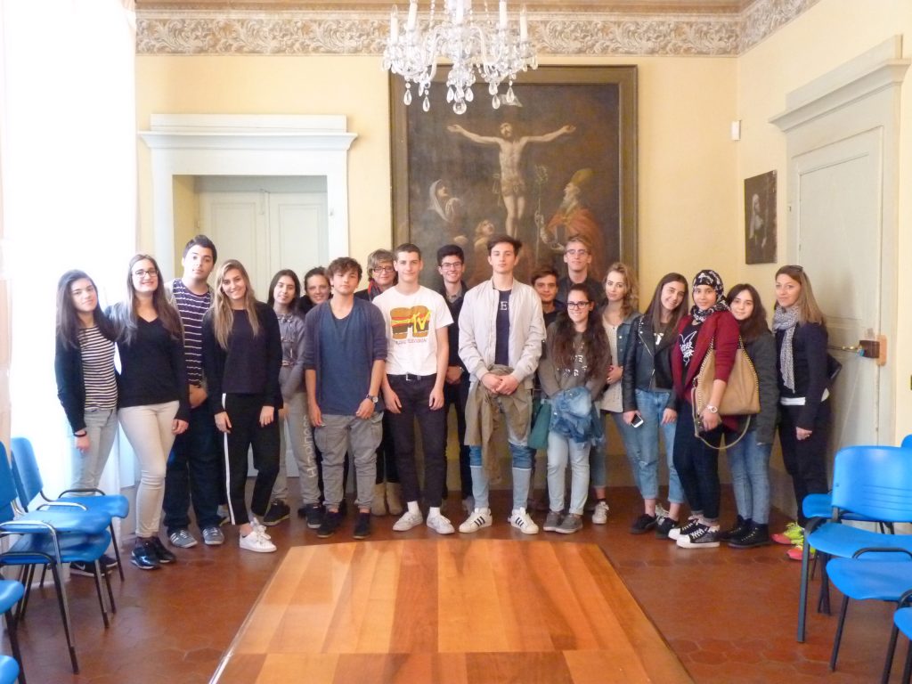 Foto di gruppo al termine della presentazione del progetto "Un borgo da sfogliare"