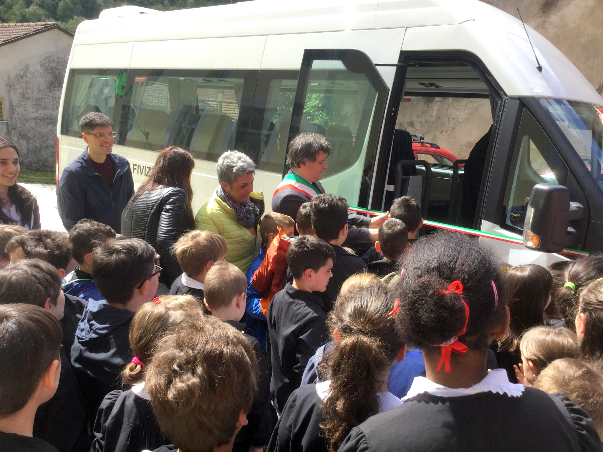 Fivizzano: inaugurati due nuovi mezzi scolastici Fivizzano: inaugurati due nuovi mezzi scolastici