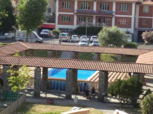La piscina posta in piazza della Libertà a Fivizzano
