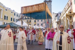 La processione del Corpus Domini a Pontremoli (Foto Studio Massari)