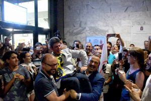 A Carrara a vincere (65,57%) è stato il grillino Francesco De Pasquale: al ballottaggio ha più che raddoppiato il risultato del primo turno, superando così Andrea Zanetti (34,43%), rappresentante del PD