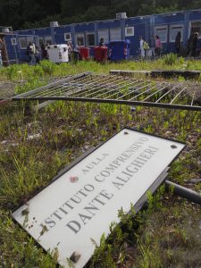 Protesta genitori alunni medie nei containers