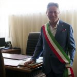 Roberto Valettini prende "possesso" dell'ufficio del sindaco