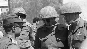 Gli israeliani Moshe Dayan (al centro) ministro della Difesa e Yitzhak Rabin (a destra) Capo di Stato Maggiore dell’Esercito, protagonisti della Guerra dei Sei Giorni